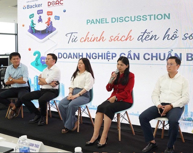 Bà Đào Thị Thanh Thảo (thứ 2 từ phải sang), Phó Giám đốc Phụ trách Trung tâm Nghiên cứu, đào tạo thiết kế vi mạch và trí tuệ nhân tạo Đà Nẵng (DSAC), chia sẻ tại Hội thảo. Ảnh Ngô Anh Văn