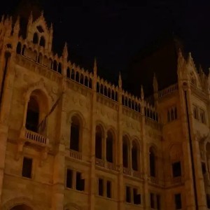 Đèn chiếu sáng bị tắt tại các điểm tham quan nổi tiếng ở Budapest - như tòa nhà Quốc hội - để tiết kiệm năng lượng trong cuộc khủng hoảng điện. (Ảnh: Bernadett Szabo/REUTERS).
