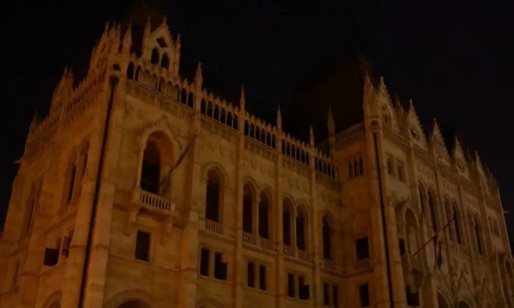 Đèn chiếu sáng bị tắt tại các điểm tham quan nổi tiếng ở Budapest - như tòa nhà Quốc hội - để tiết kiệm năng lượng trong cuộc khủng hoảng điện. (Ảnh: Bernadett Szabo/REUTERS).
