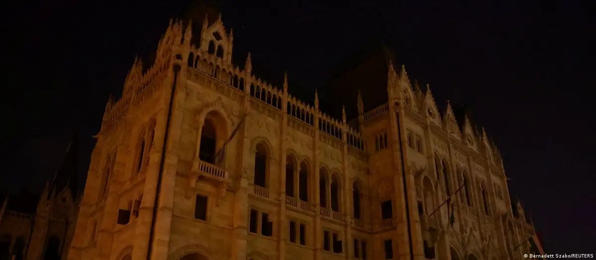 Đèn chiếu sáng bị tắt tại các điểm tham quan nổi tiếng ở Budapest - như tòa nhà Quốc hội - để tiết kiệm năng lượng trong cuộc khủng hoảng điện. (Ảnh: Bernadett Szabo/REUTERS).