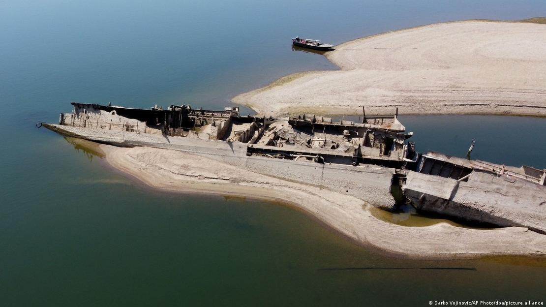 Tại Prahovo (phía đông Serbia), mực nước sông Danube xuống thấp đã làm lộ ra xác một con tàu chiến Đức từ Thời Chiến tranh Thế giới thứ II. (Ảnh: Darko Vojinovic/AP Photo/dpa/picture alliance).
