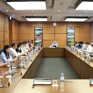Các đại biểu Tổ 10 (Đoàn Đại biểu Quốc hội tỉnh Sơn La và Đoàn Đại biểu Quốc hội tỉnh Ninh Bình) thảo luận tại tổ. Ảnh:quochoi.vn
