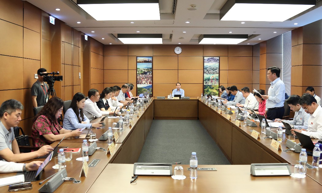 Các đại biểu Tổ 10 (Đoàn Đại biểu Quốc hội tỉnh Sơn La và Đoàn Đại biểu Quốc hội tỉnh Ninh Bình) thảo luận tại tổ. Ảnh:quochoi.vn