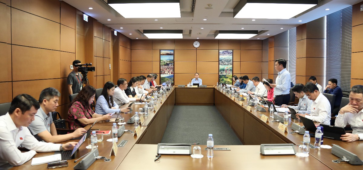 Các đại biểu Tổ 10 (Đoàn Đại biểu Quốc hội tỉnh Sơn La và Đoàn Đại biểu Quốc hội tỉnh Ninh Bình) thảo luận tại tổ. Ảnh:quochoi.vn