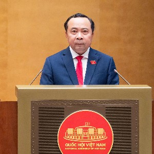 Bộ trưởng Bộ Khoa học và Công nghệ Vũ Hải Quân trình bày Tờ trình tóm tắt về dự án Luật sửa đổi, bổ sung một số điều của Luật Tần số vô tuyến điện, Luật Viễn thông, Luật Giao dịch điện tử và Luật Chuyển giao công nghệ. Ảnh: Quốc hội.