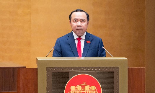 Bộ trưởng Bộ Khoa học và Công nghệ Vũ Hải Quân trình bày Tờ trình tóm tắt về dự án Luật sửa đổi, bổ sung một số điều của Luật Tần số vô tuyến điện, Luật Viễn thông, Luật Giao dịch điện tử và Luật Chuyển giao công nghệ. Ảnh: Quốc hội.