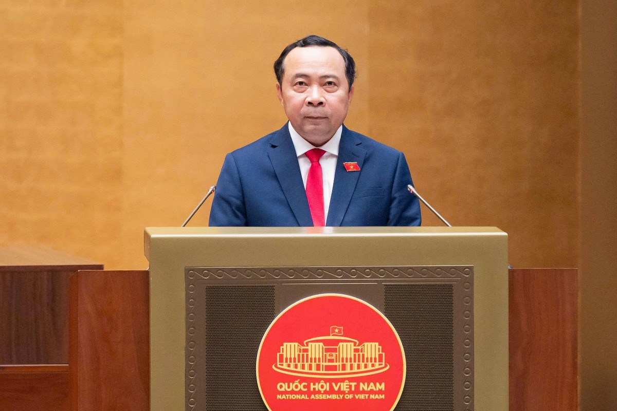 Bộ trưởng Bộ Khoa học và Công nghệ Vũ Hải Quân trình bày Tờ trình tóm tắt về dự án Luật sửa đổi, bổ sung một số điều của Luật Tần số vô tuyến điện, Luật Viễn thông, Luật Giao dịch điện tử và Luật Chuyển giao công nghệ. Ảnh: Quốc hội.