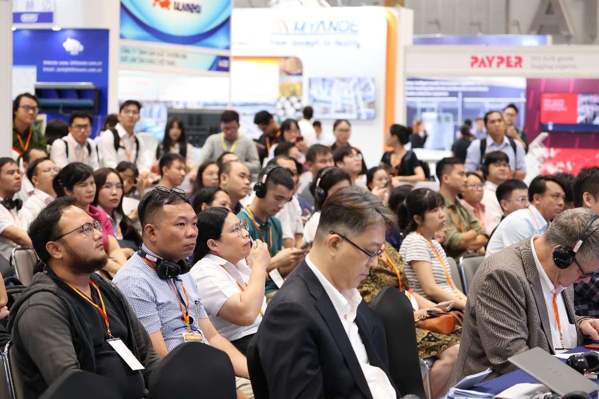 Hình ảnh đông đảo khách tham dự Diễn đàn Kháng thuốc Kháng sinh tại Vietstock 2025.