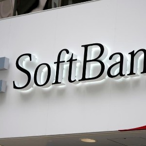 Logo của SoftBank Corp. tại một cửa hàng ở Tokyo. Ảnh: AP