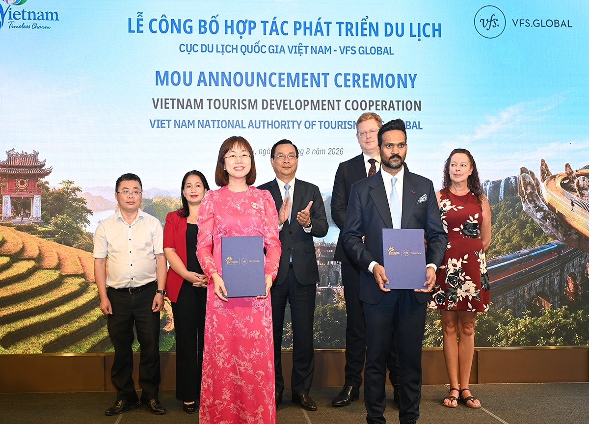 Lãnh đạo Cục Du lịch Quốc gia Việt Nam và VFS Global trao Bản ghi nhớ hợp tác về thúc đẩy phát triển du lịch Việt Nam. Ảnh: TITC