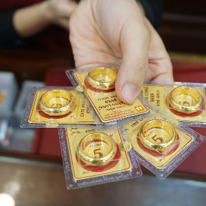 Giá mua, bán vàng miếng SJC và vàng nhẫn giảm từ 300 nghìn – 500 nghìn đồng/lượng. Nguồn ảnh: Bảo Tín Minh Châu