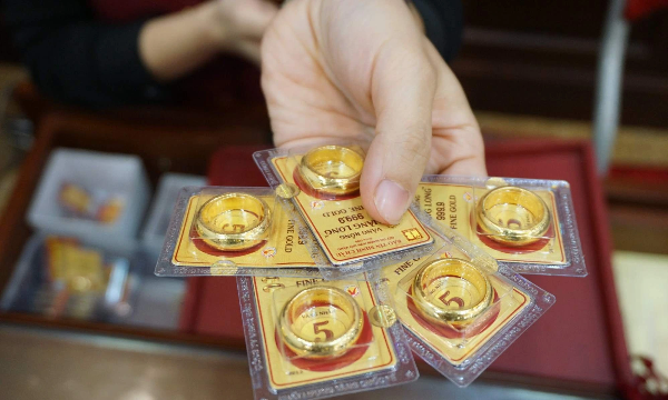 Giá vàng trong nước đi ngược giá thế giới