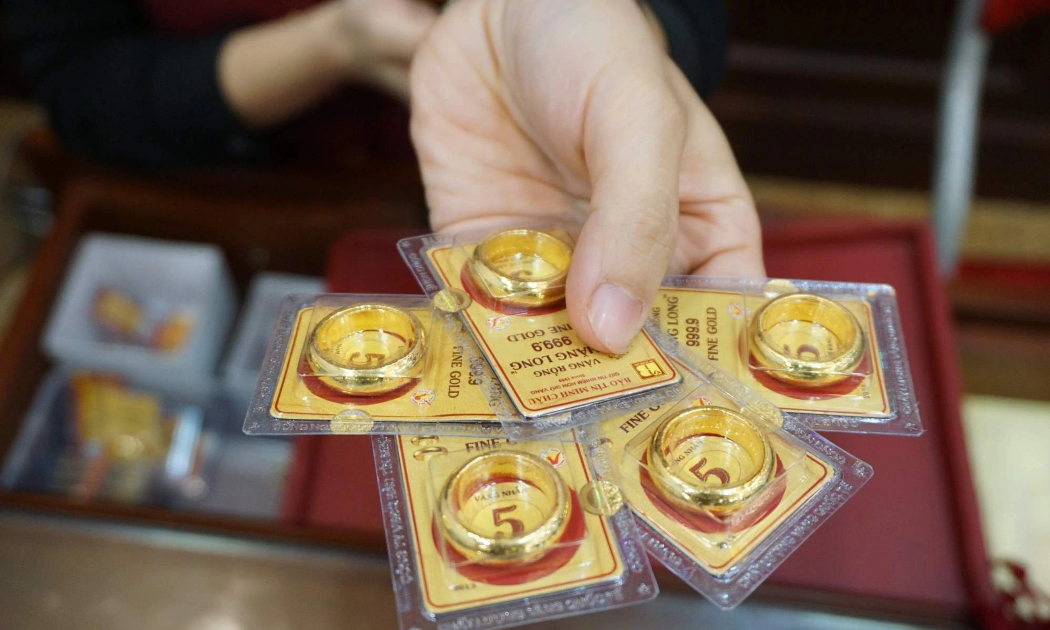 Giá mua, bán vàng miếng SJC và vàng nhẫn giảm từ 300 nghìn – 500 nghìn đồng/lượng. Nguồn ảnh: Bảo Tín Minh Châu