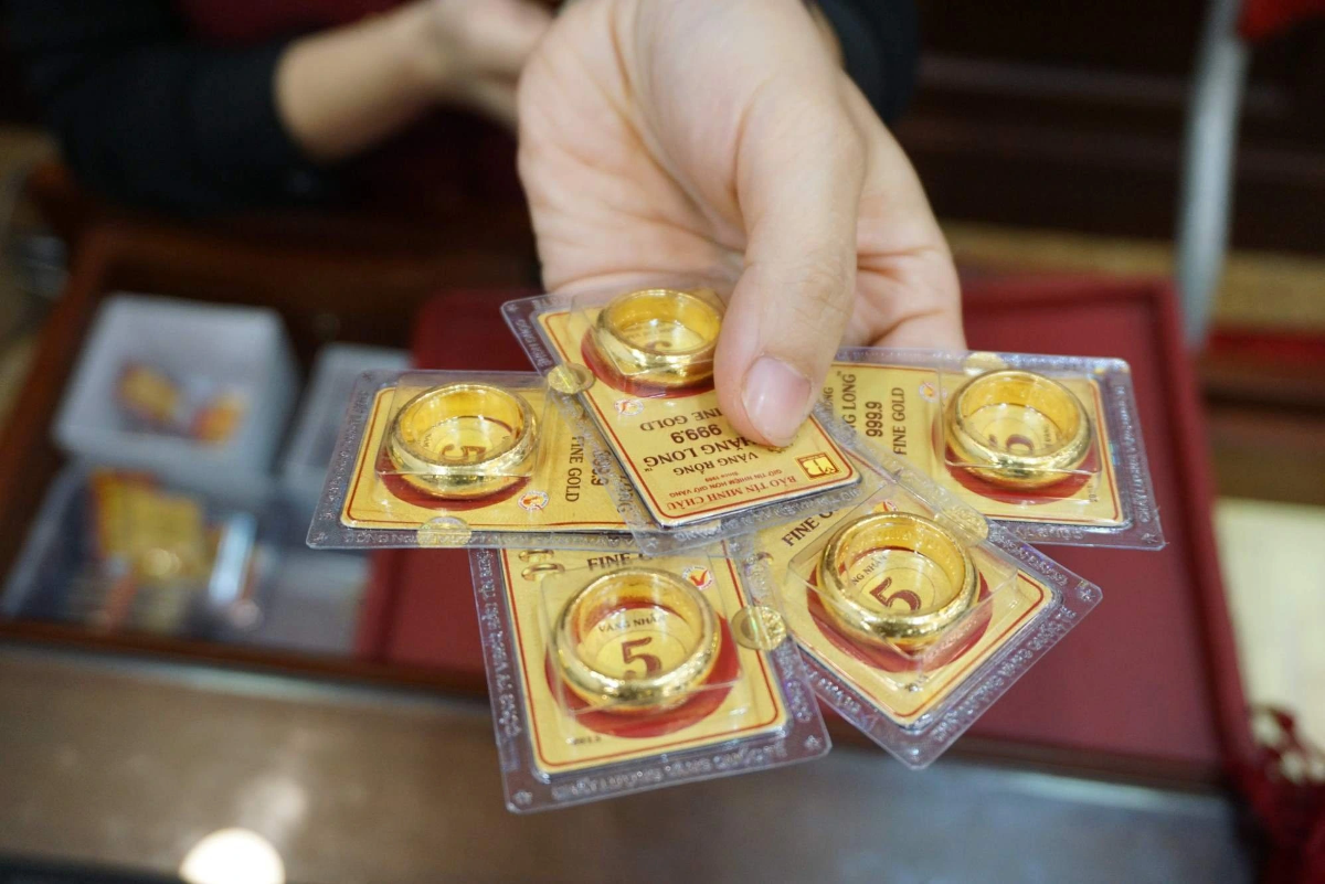 Giá mua, bán vàng miếng SJC và vàng nhẫn giảm từ 300 nghìn – 500 nghìn đồng/lượng. Nguồn ảnh: Bảo Tín Minh Châu
