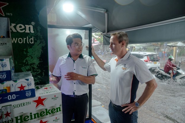 Ông Mutters cùng nhân viên kinh doanh HEINEKEN Lê Quốc Bảo tại tiệm tạp hoá dì Lộc. Ảnh: Thông Võ.
