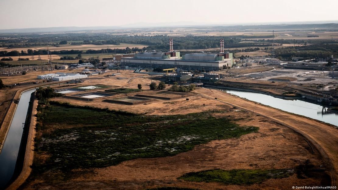 Tại Hungary, mực nước sông Danube sụt giảm đe dọa làm đóng cửa hoàn toàn nhà máy điện hạt nhân Paks. (Ảnh: David Balogh/Xinhua/IMAGO).