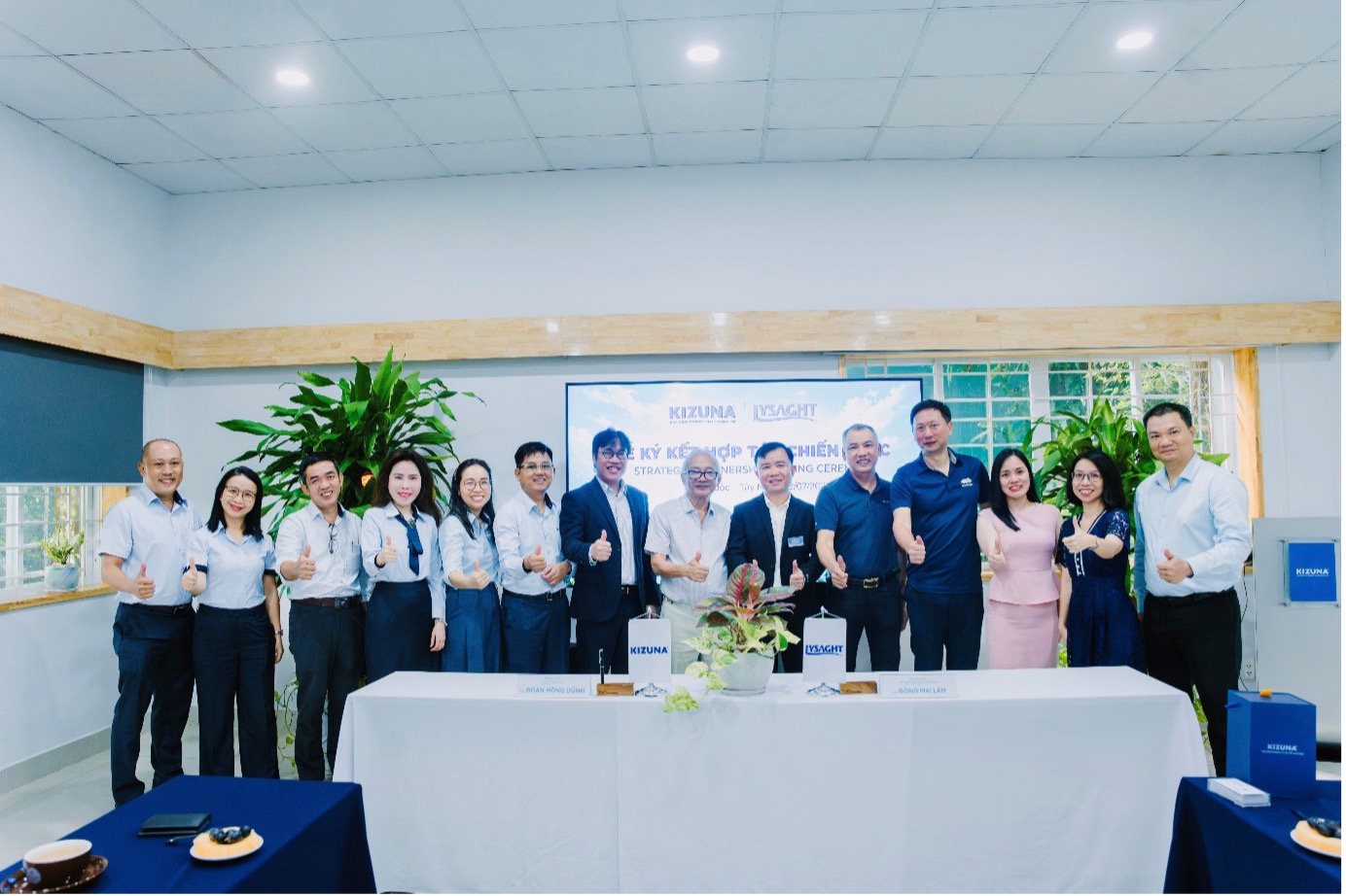 KIZUNA® and LYSAGHT® executives gather for a commemorative group photo following the strategic partnership signing ceremony.