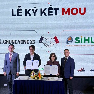 Đại diện ChungYong23 (Hàn Quốc) và SIHUB (Việt Nam) ký kết hợp tác tại buổi công bố HCMC K-Brand Expo 2026, sáng 7/8 - Ảnh: Minh Hà.