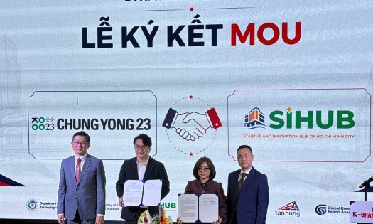 Đại diện ChungYong23 (Hàn Quốc) và SIHUB (Việt Nam) ký kết hợp tác tại buổi công bố HCMC K-Brand Expo 2026, sáng 7/8 - Ảnh: Minh Hà.
