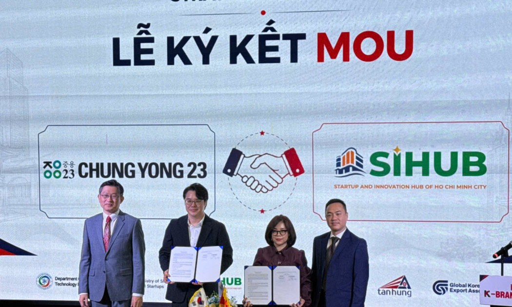 Đại diện ChungYong23 (Hàn Quốc) và SIHUB (Việt Nam) ký kết hợp tác tại buổi công bố HCMC K-Brand Expo 2026, sáng 7/8 - Ảnh: Minh Hà.