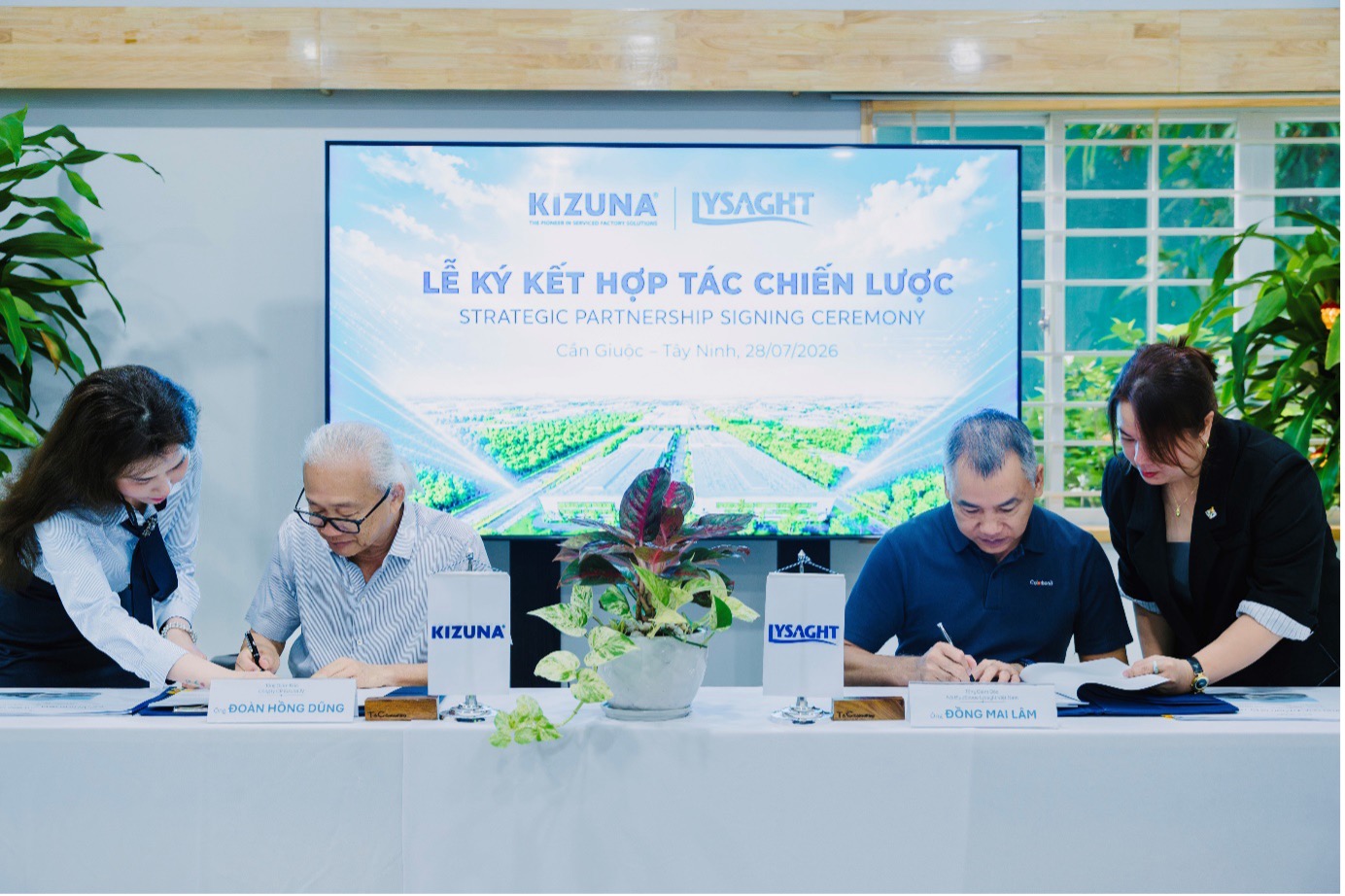 From left to right: Mr. Doan Hong Dung – CEO of Kizuna JV Corporation and Mr. Dong Mai Lam – Country President of NS BlueScope Vietnam and NS BlueScope Lysaght Vietnam at the strategic partnership signing ceremony.