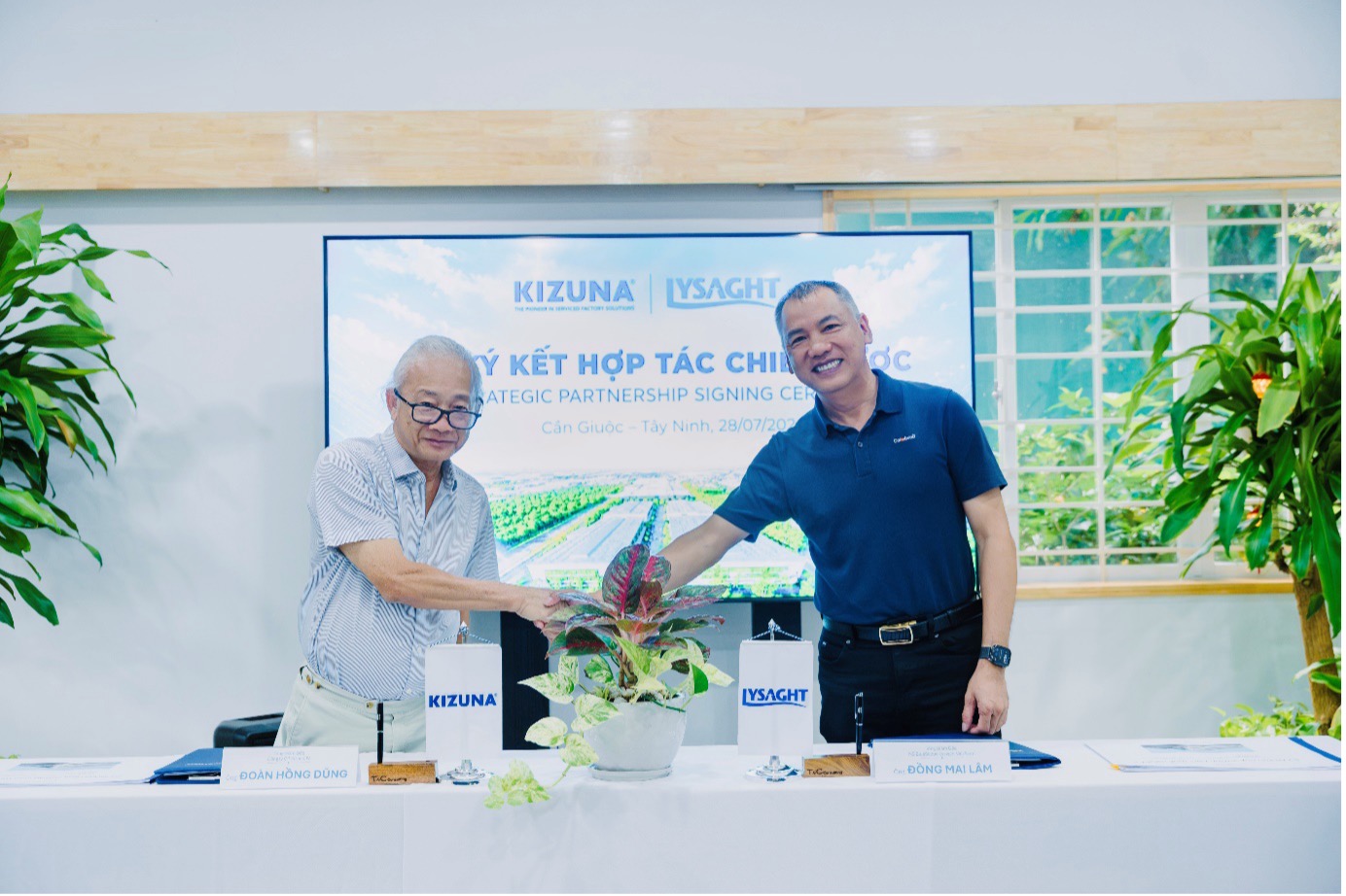 Mr. Doan Hong Dung – CEO of Kizuna JV Corporation and Mr. Dong Mai Lam –&nbsp;Country President&nbsp;of NS BlueScope Lysaght Vietnam shake hands following the strategic partnership signing.