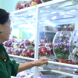 Bà Lê Thị Việt bên những sản phẩm 
