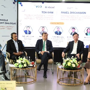 Các diễn giả tham gia tọa đàm. Ảnh: VCCI.