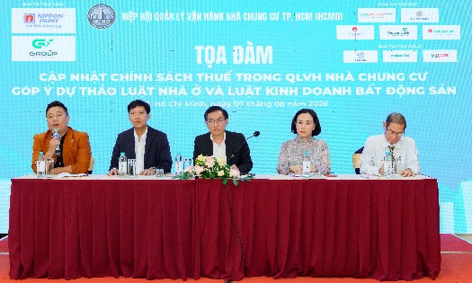 Các diễn giả tại tọa đàm “Cập nhật chính sách thuế trong quản lý vận hành nhà chung cư – Góp ý Luật Nhà ở và Luật Kinh doanh Bất động sản”, chiều 7/8 - Ảnh: H.Vinh.