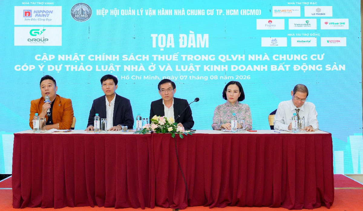 Các diễn giả tại tọa đàm “Cập nhật chính sách thuế trong quản lý vận hành nhà chung cư – Góp ý Luật Nhà ở và Luật Kinh doanh Bất động sản”, chiều 7/8 - Ảnh: H.Vinh.