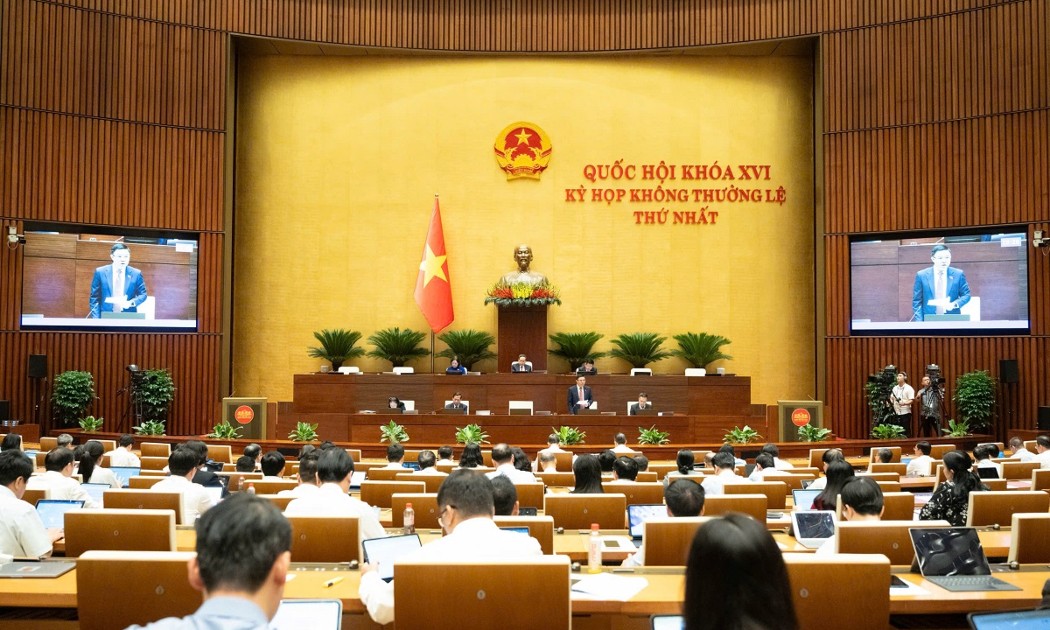Chủ tịch Quốc hội Trần Thanh Mẫn và Phó Chủ tịch Quốc hội Nguyễn Hồng Diên chủ trì phiên thảo luận ở hội trường về dự án Luật Dầu khí (sửa đổi). Ảnh: Quochoi.vn.