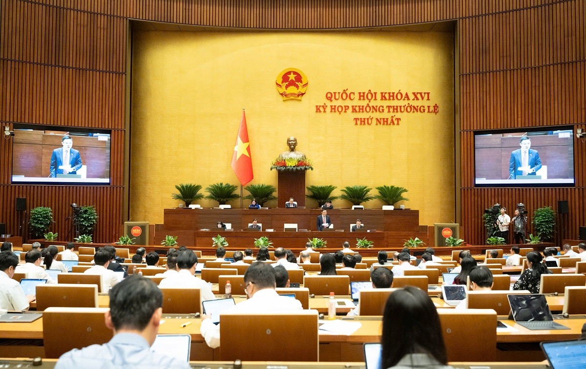 Chủ tịch Quốc hội Trần Thanh Mẫn và Phó Chủ tịch Quốc hội Nguyễn Hồng Diên chủ trì phiên thảo luận ở hội trường về dự án Luật Dầu khí (sửa đổi). Ảnh: Quochoi.vn.
