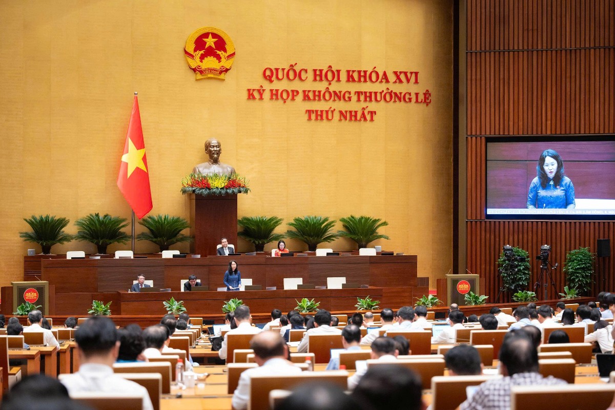 Bộ trưởng Bộ Văn h&oacute;a, Thể thao v&agrave; Du lịch L&acirc;m Thị Phương Thanh tiếp thu v&agrave; giải tr&igrave;nh c&aacute;c nội dung đại biểu Quốc hội quan t&acirc;m. Ảnh: Cổng th&ocirc;ng tin điện tử Quốc hội.