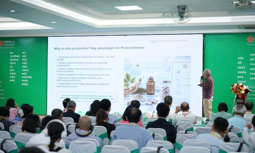 Diễn giả là các nhà khoa học hàng đầu quốc tế trình bày báo cáo tại phiên toàn thể Hội nghị. Ảnh: ĐH Đông Á