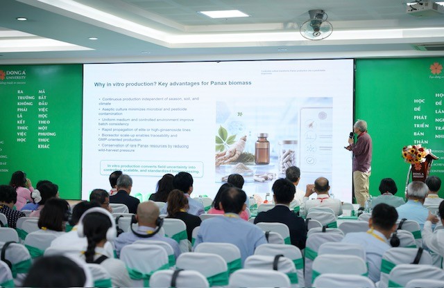 Diễn giả là các nhà khoa học hàng đầu quốc tế trình bày báo cáo tại phiên toàn thể Hội nghị. Ảnh: ĐH Đông Á