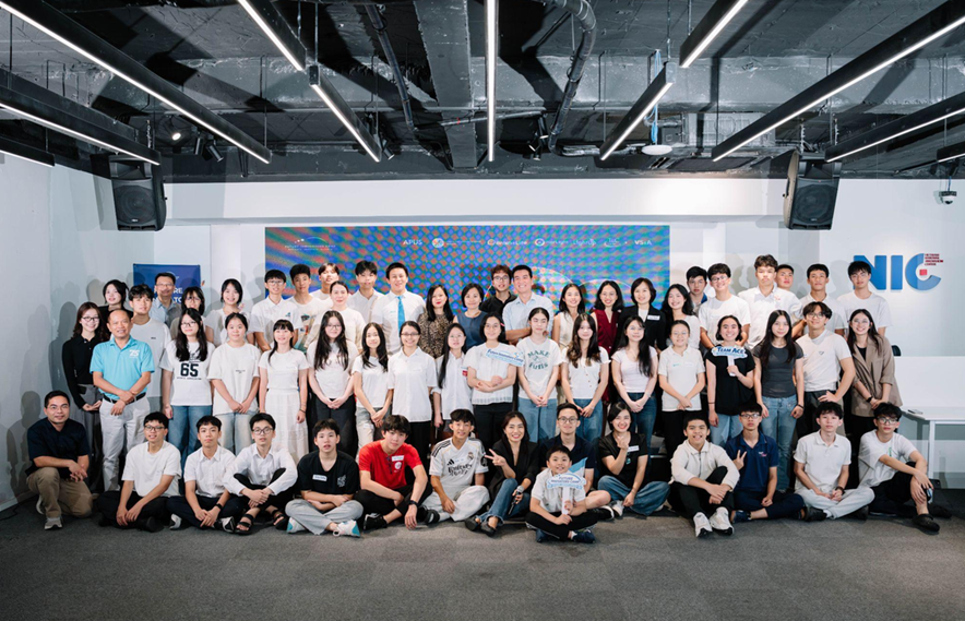 Học sinh FINO 2026 làm việc cùng mentor trong Bootcamp tại Trung tâm Đổi mới sáng tạo Quốc gia (NIC), Hà Nội. Ảnh: FINO