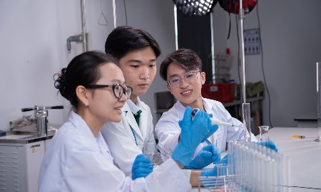 Ứng dụng thực tiễn trong đào tạo Công nghệ Sinh học: Lợi thế cạnh tranh từ ba hướng chuyên sâu