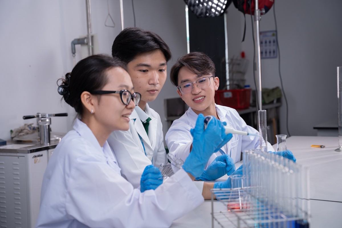 Sinh viên Công nghệ Sinh học VLU trong giờ thực hành. Ảnh: Đại học Văn Lang.