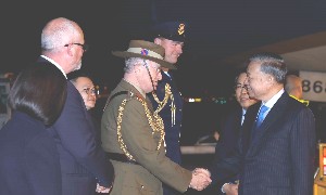 Quan chức Australia đón Tổng Bí thư, Chủ tịch nước Tô Lâm tại sân bay quốc tế Sydney Kingsford Smith. Ảnh: TTXVN