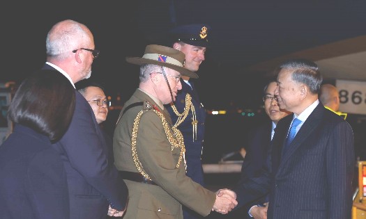 Quan chức Australia đón Tổng Bí thư, Chủ tịch nước Tô Lâm tại sân bay quốc tế Sydney Kingsford Smith. Ảnh: TTXVN