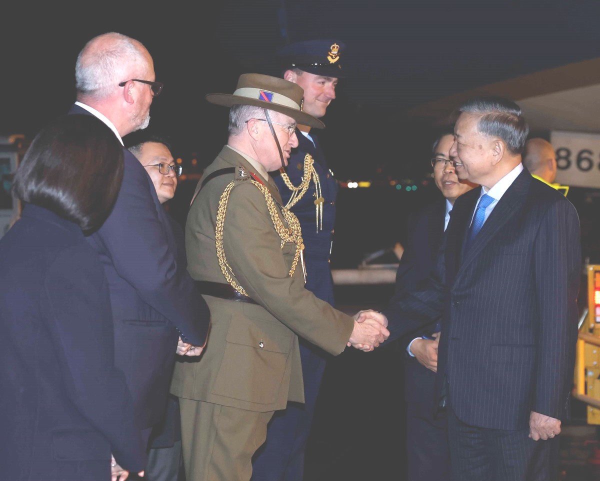 Quan chức Australia đón Tổng Bí thư, Chủ tịch nước Tô Lâm tại sân bay quốc tế Sydney Kingsford Smith. Ảnh: TTXVN