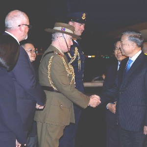 Quan chức Australia đón Tổng Bí thư, Chủ tịch nước Tô Lâm tại sân bay quốc tế Sydney Kingsford Smith. Ảnh: TTXVN