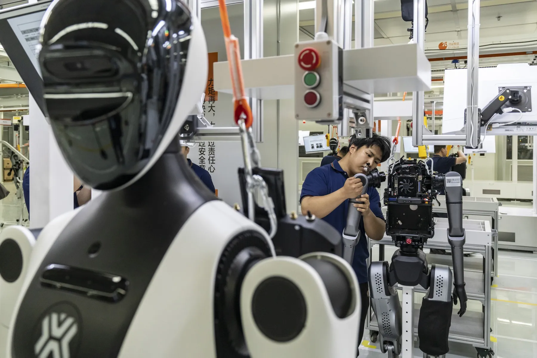 Các kỹ thuật viên lắp ráp robot hình người tại Bắc Kinh, Trung Quốc. Ảnh: Bloomberg.