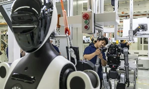 Các kỹ thuật viên lắp ráp robot hình người tại Bắc Kinh, Trung Quốc. Ảnh: Bloomberg.
