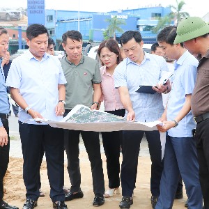 Phó Chủ tịch UBND tỉnh Nghệ An Hoàng Phú Hiền kiểm tra dự các chỉnh trang đô thị trên địa bàn các phường thuộc thành phố Vinh cũ. Ảnh: PT