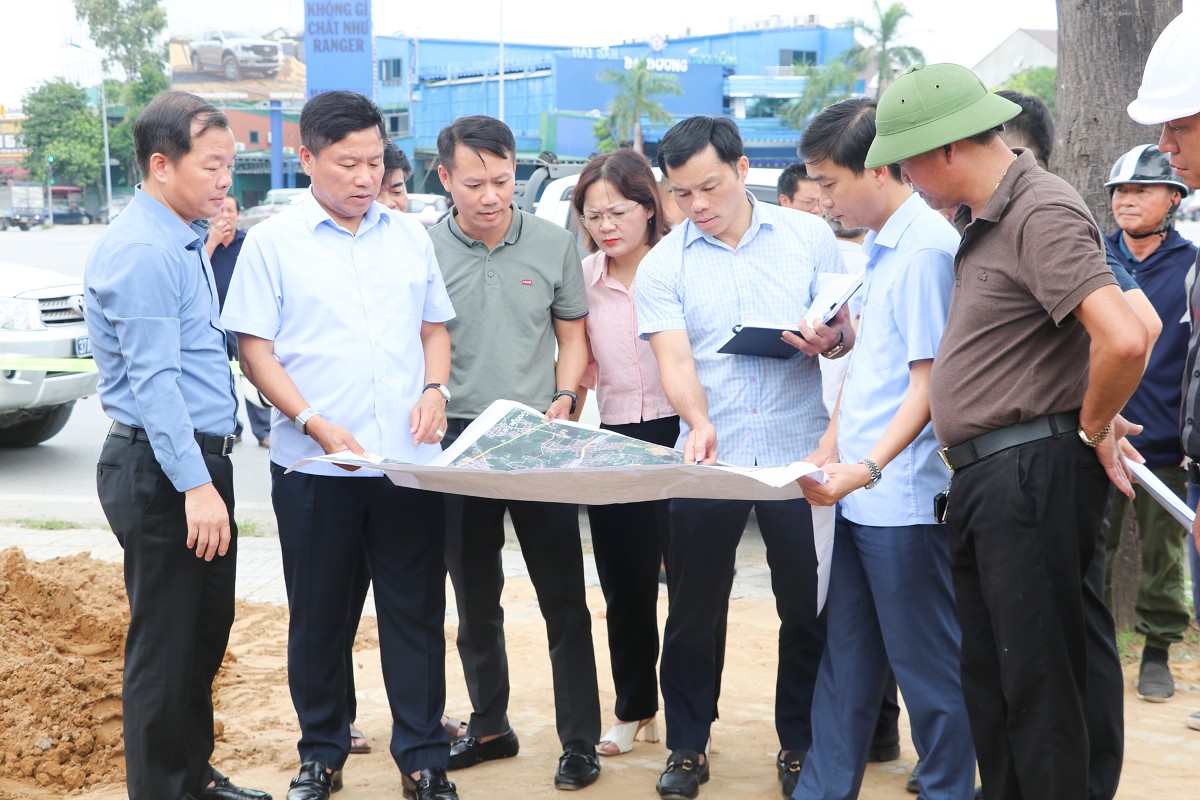 Phó Chủ tịch UBND tỉnh Nghệ An Hoàng Phú Hiền kiểm tra dự các chỉnh trang đô thị trên địa bàn các phường thuộc thành phố Vinh cũ. Ảnh: PT