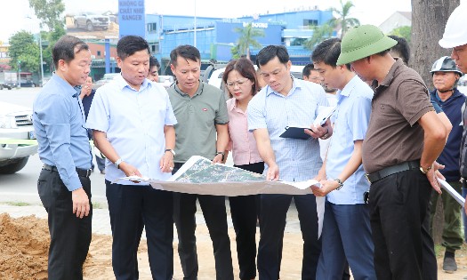 Phó Chủ tịch UBND tỉnh Nghệ An Hoàng Phú Hiền kiểm tra dự các chỉnh trang đô thị trên địa bàn các phường thuộc thành phố Vinh cũ. Ảnh: PT