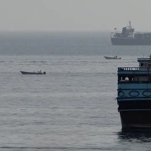 Hoạt động vận tải qua eo biển Hormuz, tuyến huyết mạch quan trọng của thương mại toàn cầu, vẫn bị gián đoạn nghiêm trọng. Ảnh: Reuters