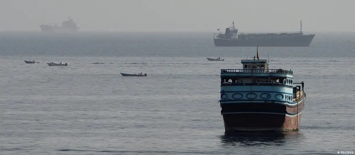 Hoạt động vận tải qua eo biển Hormuz, tuyến huyết mạch quan trọng của thương mại toàn cầu, vẫn bị gián đoạn nghiêm trọng. Ảnh: Reuters
