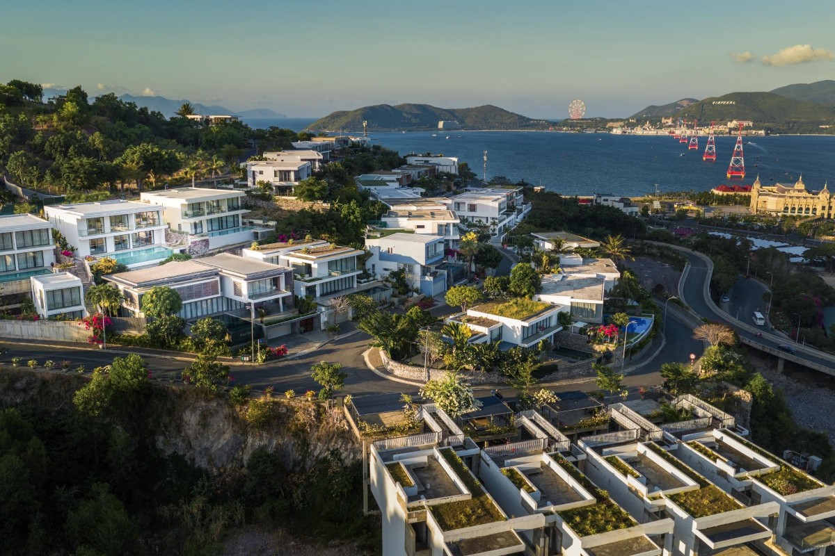 Khu biệt thự Anh Nguyen Oceanfront Villas sở hữu địa thế tựa sơn nghinh hải phía Nam đường Trần Phú - Nha Trang. Ảnh: Anh Nguyễn.
